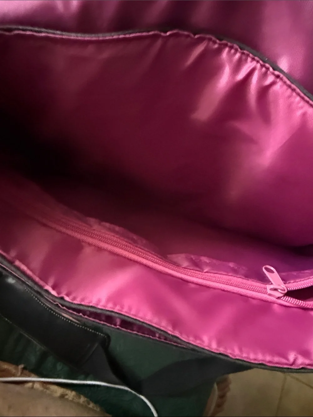 Very gently used Targus Laptop/ Messenger Bag. Pink plaid design.
